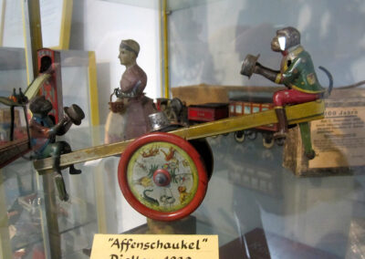 Blechspielzeug, Affenschaukel, 1920