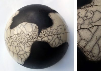 "Bruchteil der Welt in schwarz-weiß" von Helga Bunk | 2018 | H: 17 cm | Keramik/Raku | 200 € (Foto) | Kunstverein Traunstein